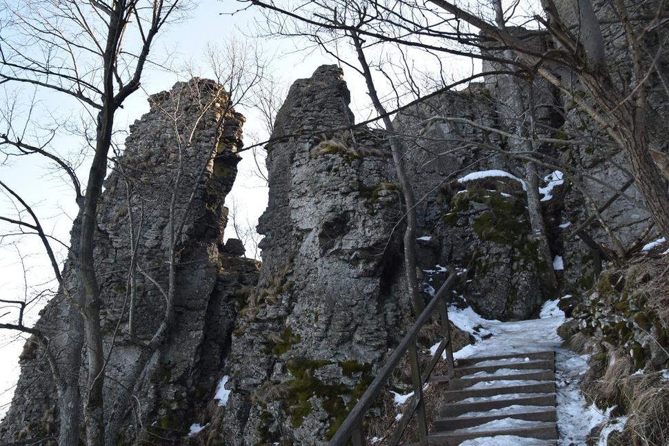 andezitové bralá Sitna - schody na vrchol