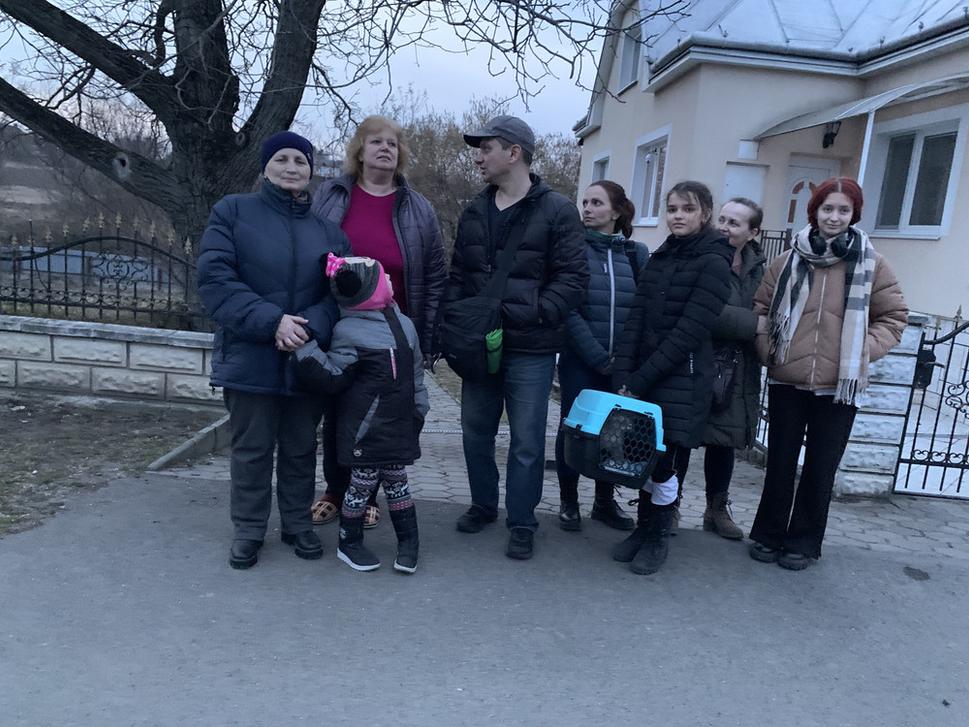 Vadym(48), vojnový veterán, je uprostred. Po jeho pravici je moja manželka Anka. Dom v Nižnom Žipove poskytla jej kamarátka z mladosti Vierka.