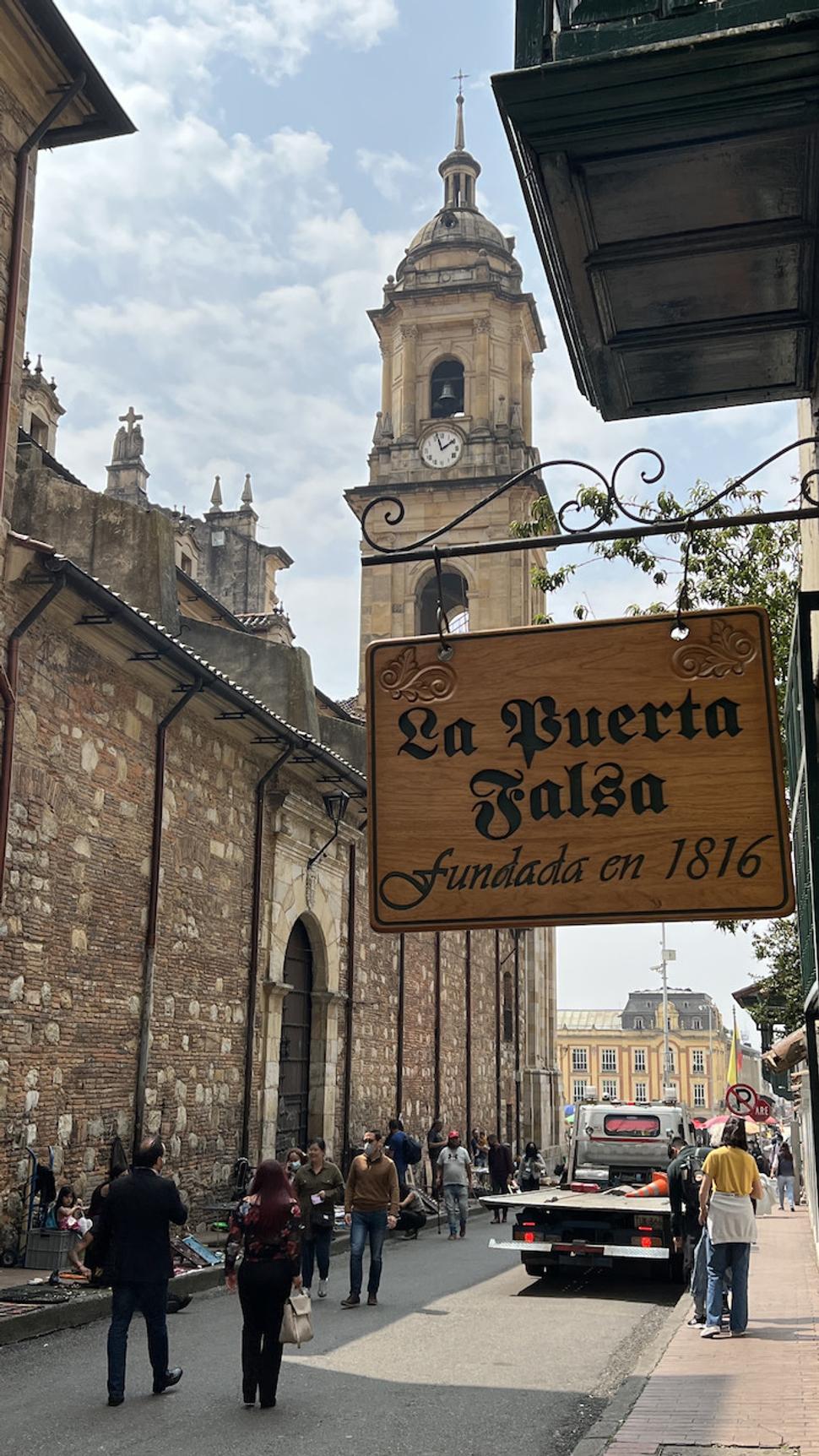 Celé mesto sme obišli, aby sme sa nakoniec vrátili takmer na Bolívarovo námestie ku katedrále.