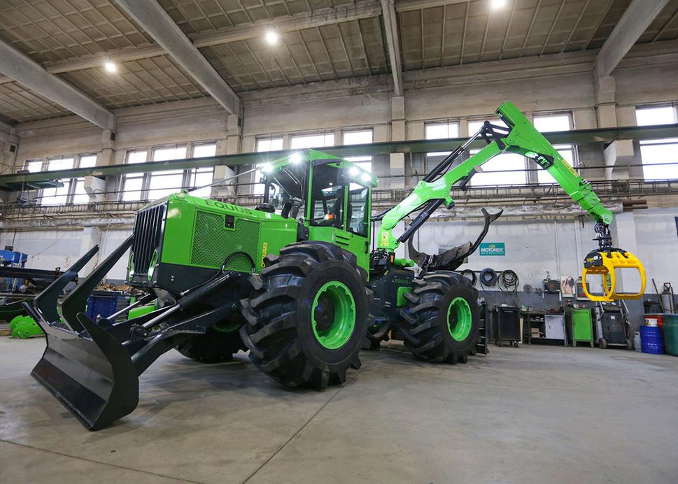 Lesný kolesový traktor EQUUS 175N UN vyrábaný na Slovensku