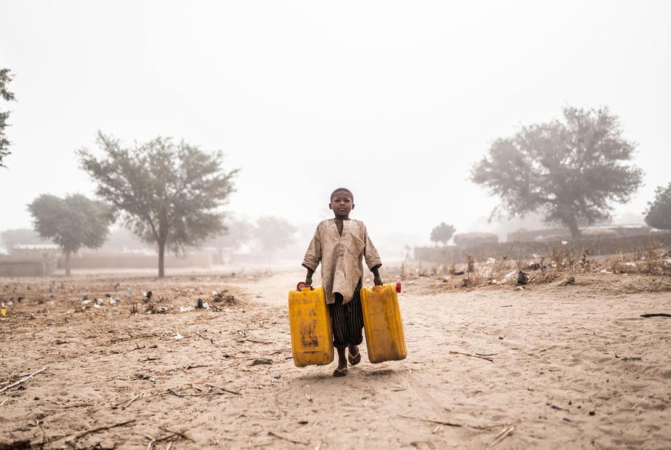 Niger, 2020: Prístup k pitnej vode a toaletám je v Nigeri stále na veľmi nízkej úrovni , s existujúcimi veľkými rozdielmi medzi mestami a vidiekom a medzi jednotlivými regiónmi. Len 56% populácie má prístup k zdroju pitnej vody.
