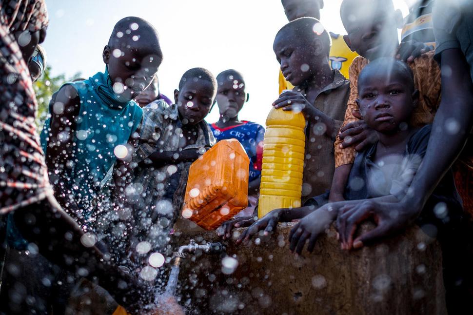 Nigéria, 2017: Vnútorne vysídlení ľudia si plnia kanistre vodou pri zdroji pitnej vody v utečeneckom tábore Dalori