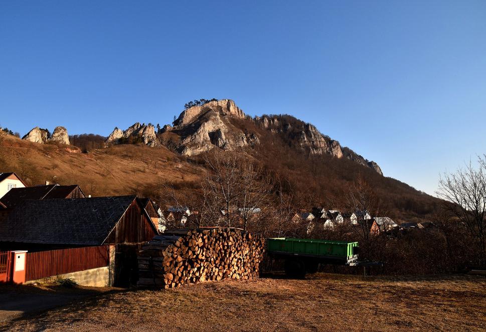 Vršatské bradlá nad obcou