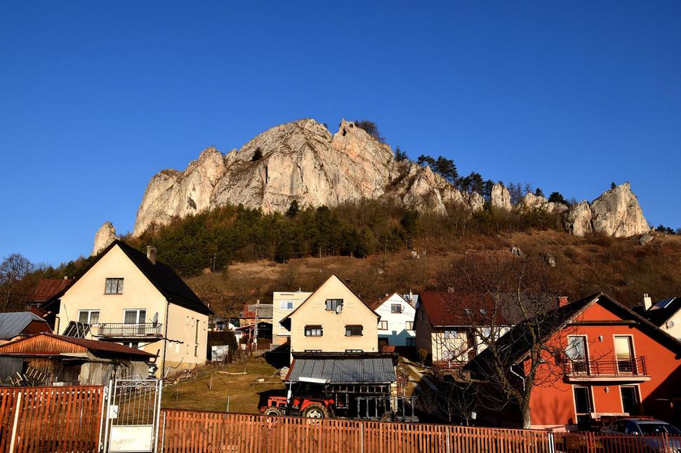Vršatské bradlá nad obcou