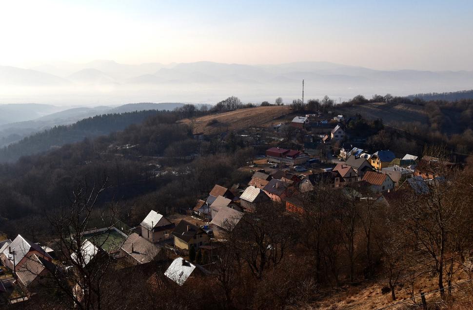 výhľad na obec Vršatské Podhradie