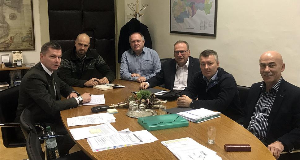 Na rokovaní zľava: Ing. Marian Staník, generálny riaditeľ LESY SR; Ing. Tomáš Klouček, obchodný riaditeľ LESY SR; Ing. Ľubor Balko, BUČINA DDD; Ing. Igor Patráš, prezident ZSD SR; Ing. Daniel Huliak, konateľ BUČINA DDD; Ing. Milan Benco predseda DS ZSD SR