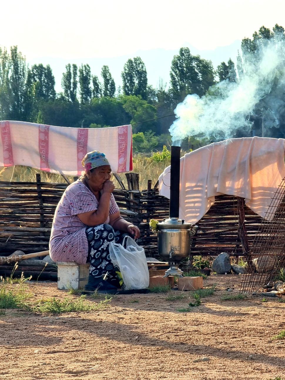 Stará pani, ktorá pripravuje raňajky