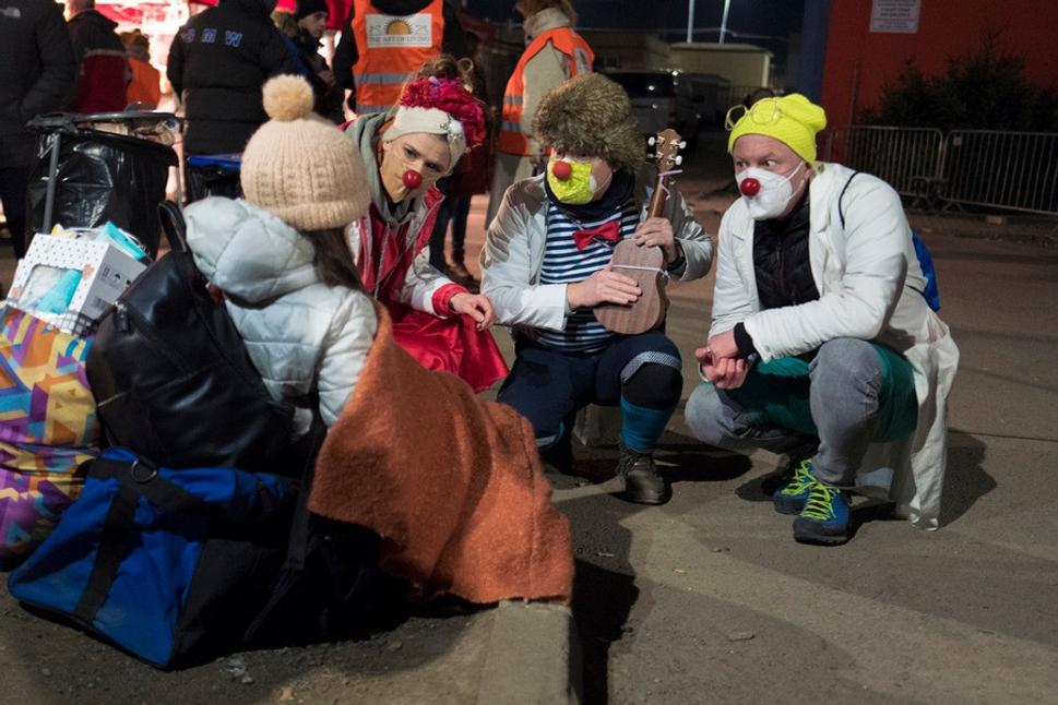 Zdravotní klauni prinášajú radosť deťom z Ukrajiny