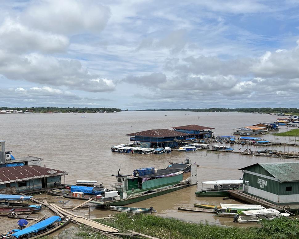 Vľavo cez rieku sa nachádza Peru, vpravo hore po prúde vidno kolubijské mesto Leticia a fotka je robená z brehu mesta Tabatinga, ktoré sa nachádza v Brazílii. Tres Fronteras.