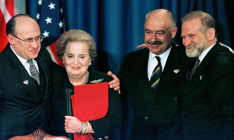 Madelein Albright s ministrami zahraničných vecí Česka, Maďarska a Poľska pri podpise zmluvy s NATO. Zdroj Reuters.