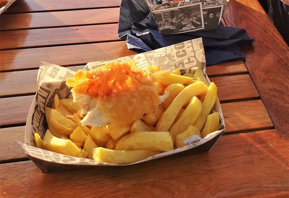 čerstvý fisch and chips v prístave Paignton