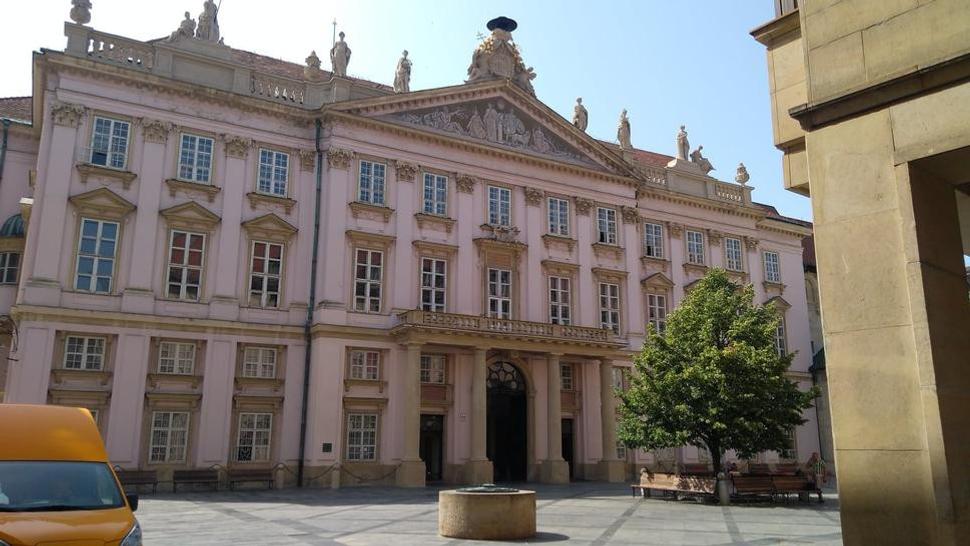 Nová budova Primaciálneho paláca v Bratislave. V staršej budove, na mieste ktorej postavili súčasnú, r. 1674 súdili stovky evanjelických a kalvínskych kňazov a učiteľov, ktorých súhrnne obžalovali z rebélie.