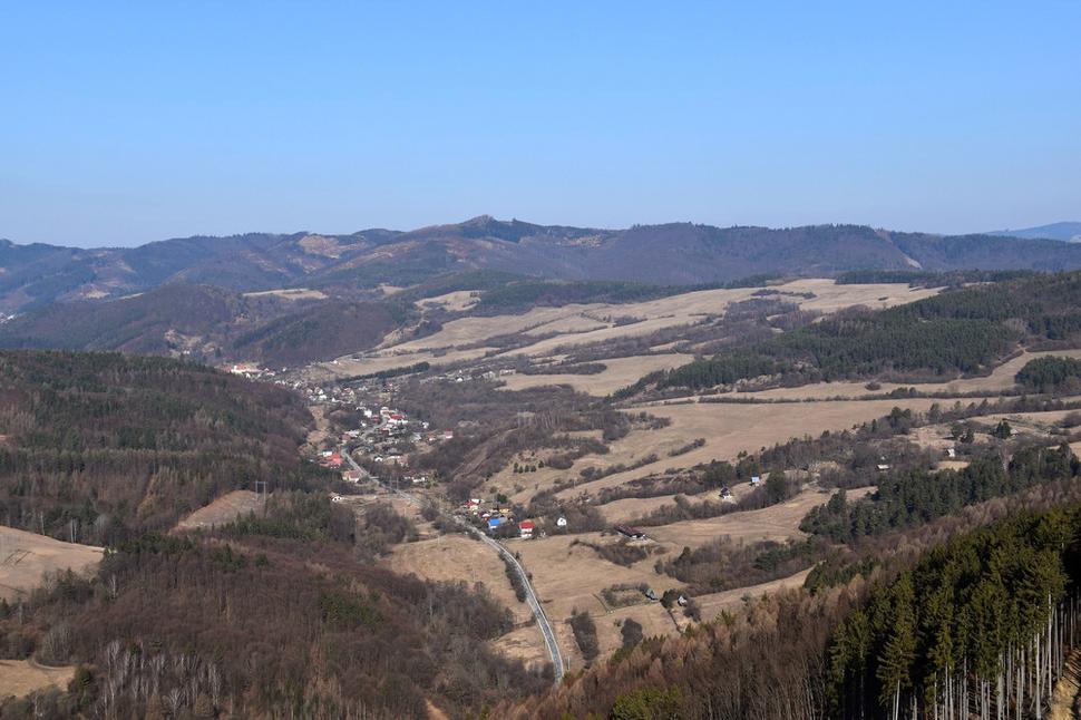 výhľad na obec Zubák, v diaľke Kyčerská hornatina