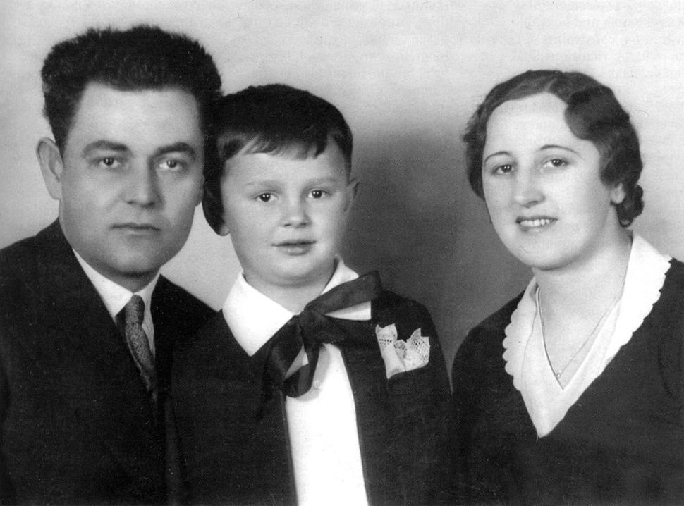 Malý Bora s rodičmi. Fotku z jeho autobiografie Hra môjho života mi poslal basketbalový novinár Vladimir Stankovič. Bora v knižke píše, že jeho mama bola Češka. Jej rodičia pochádzali z Brna.