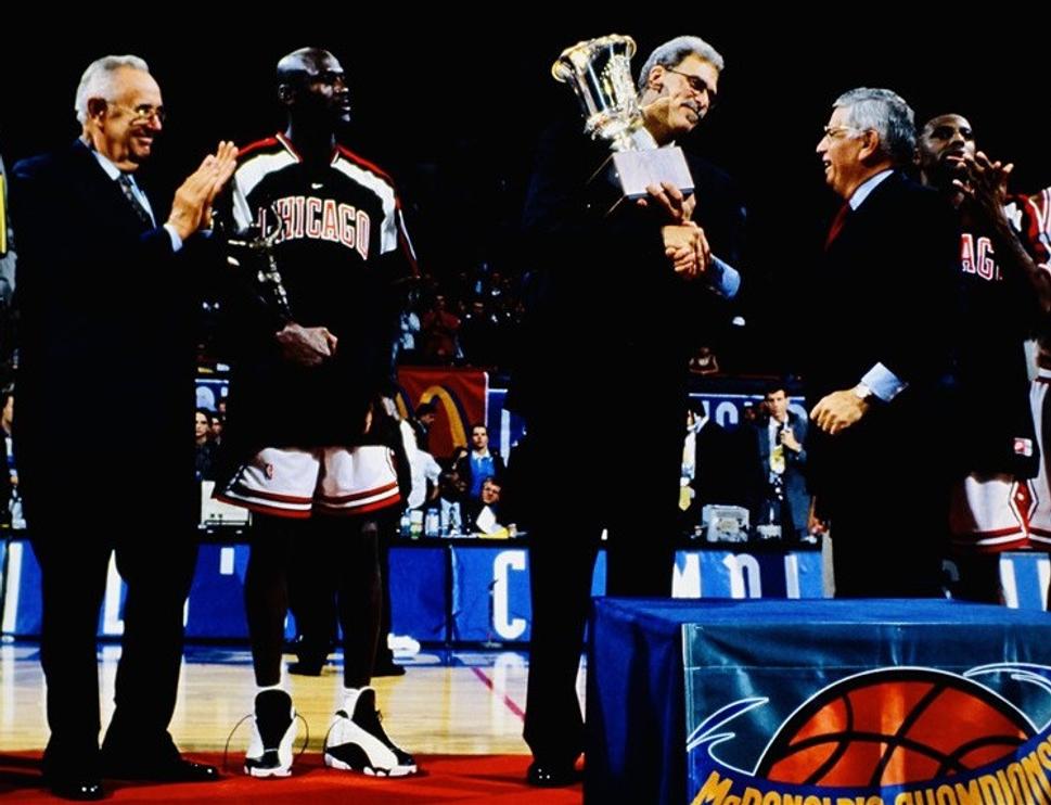 Stankovič tlieska Michaelovi Jordanovi a Chicagu Bulls k víťazstvu na turnaji McDonald's Championship v r. 1997. Stern odovzdáva trofej koučovi Philovi Jacksonovi.