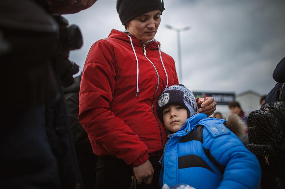 Aurelia a jej dvaja synovia práve prišli z Ukrajiny do Rumunska a čakajú na transprt na miesto, kde strávia svoju prvú noc po odchode z domova