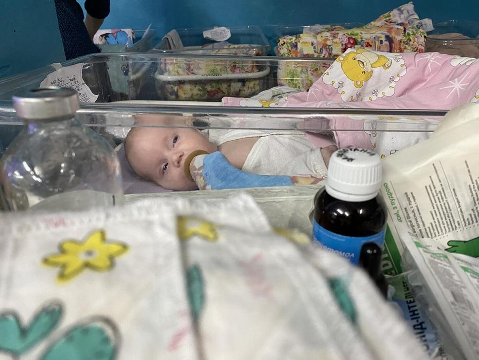 Starostlivosť o bábätko na pôrodníckom oddelení, ktoré v súčasnosti funguje v podzemí nemocnice v Kyjeve.