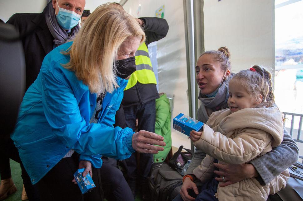 Výkonná riaditeľka UNICEF Catherine Russell sa rozpráva s matkou a dieťaťom v Rumunsku