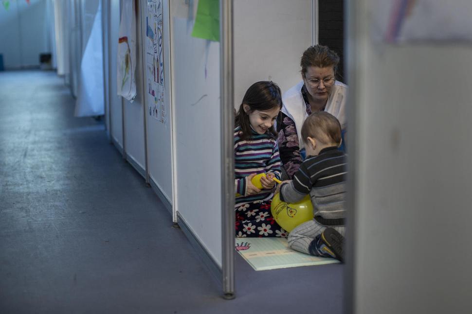 Sociálna pracovníčka sa hrá s ukrajinskými deťmi v priestore priateľskom pre deti podporovanom UNICEFom v Moldavsku