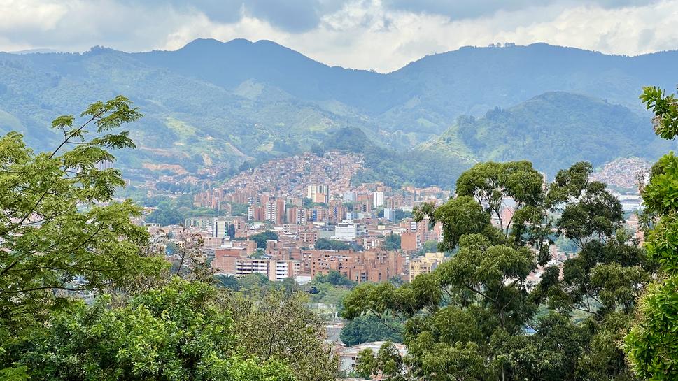 Medellín z kopca Nutibara.