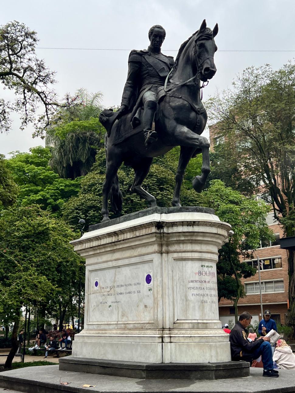 Je tu samozrejme aj socha Simóna Bolívara, veď je to jeho park.
