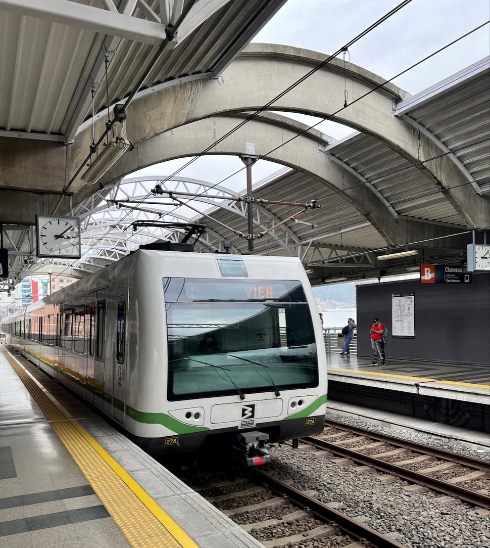 Najprv cestujeme metrom.
