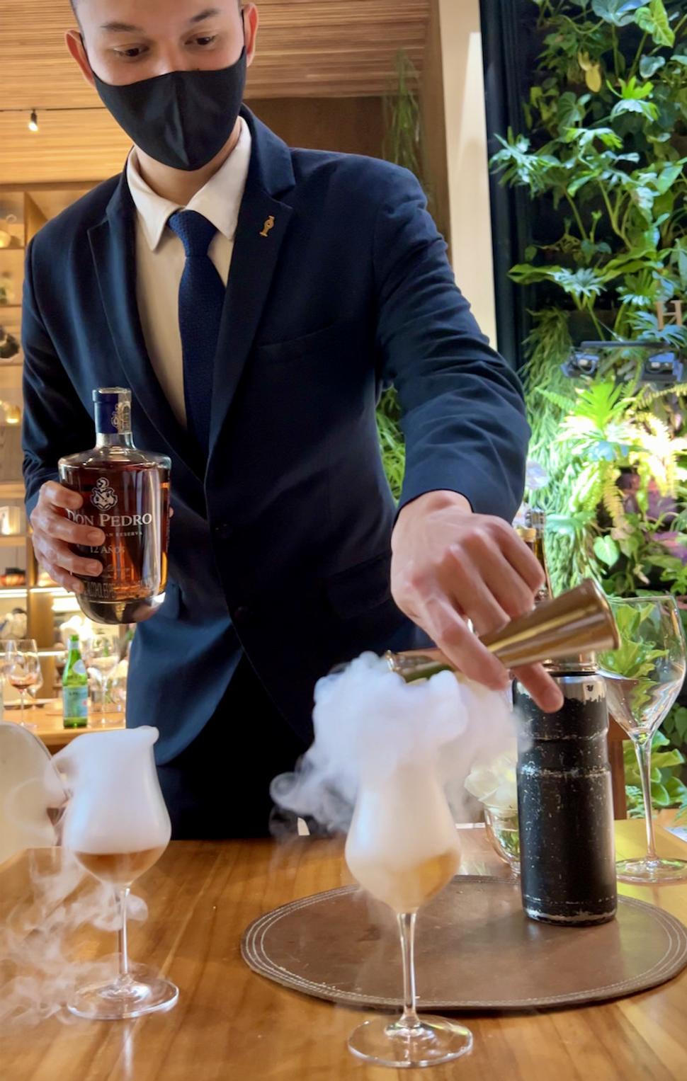 Na záver pohárik kolumbijskej brandy. Tekutý dusík pohár vychladil a zvýraznil arómu.