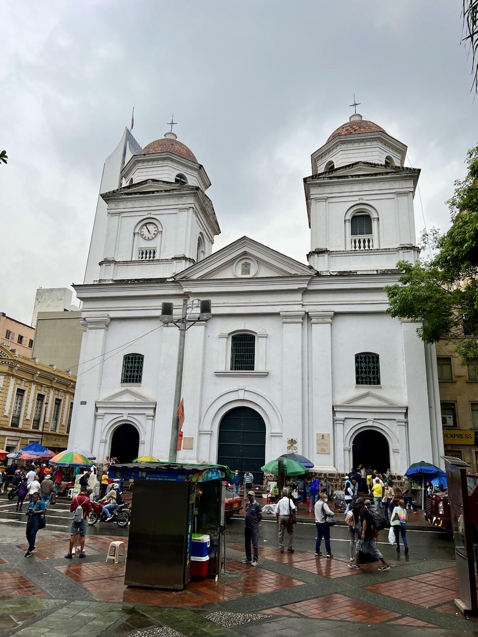 Na námestí Berrío sa nachádza aj kostol Basilica Nuestra Señora de la Candelaria de Aná.