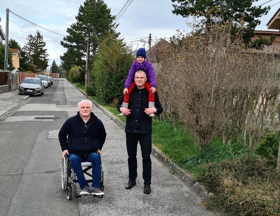 Na tom istom mieste otec, ja a dcéra Sofinka, psa v súčasnosti nemáme. Fotografovali sme sa 3. apríla 2022.