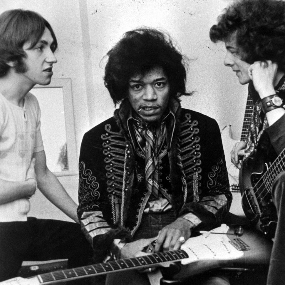 Jimi Hendrix (v strede) a členovia jeho kapely - hráč na bicie Mitch Mitchell a basgitarista Noel Redding v zákulisí v deň koncertu v meste Bath 20. februára 1967