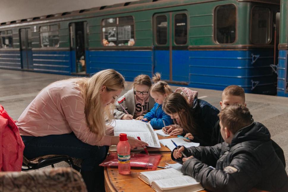 Deti v charkovskom metre počas aktivít s dobrovoľníkmi používajú pomôcky poskytnuté UNICEFom