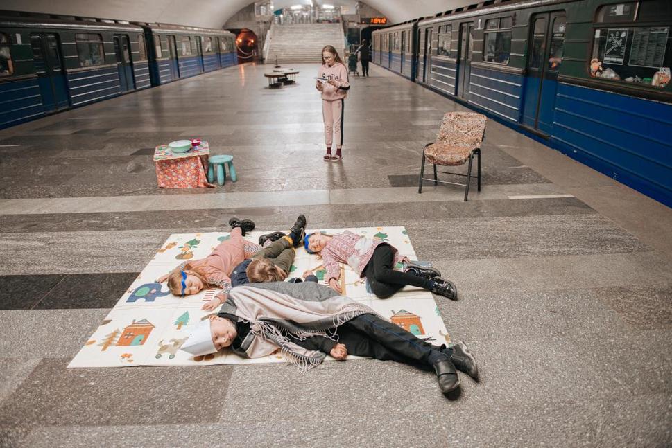 Sonja s ostatnými deťmi nacvičujú hru, ktorú sama napísala počas pobytu v charkovskom metre