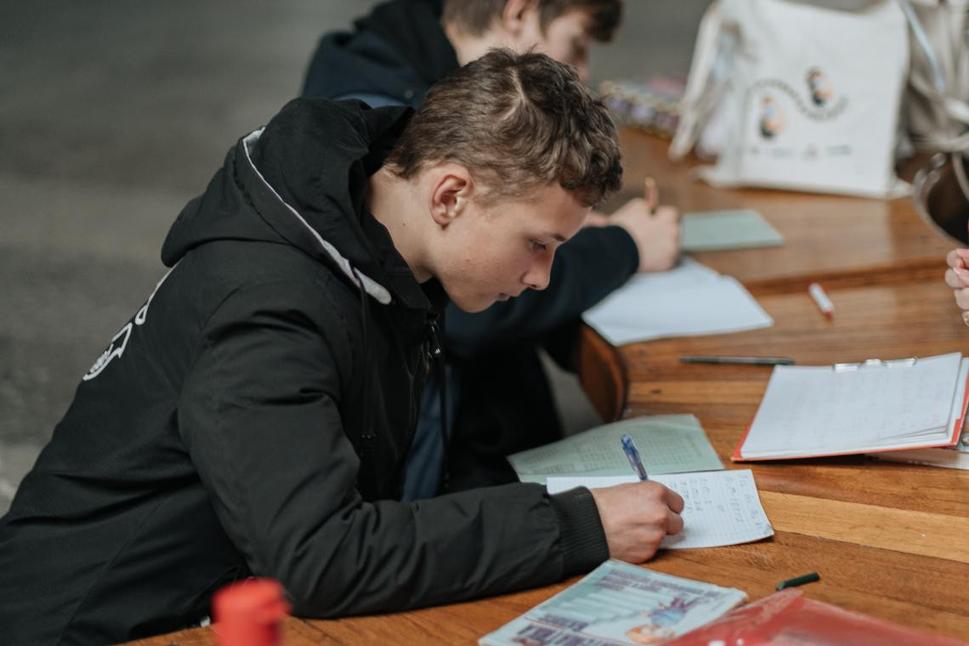 Vadim, 14, si zapisuje poznámky počas hodiny matematiky na nástupišti charkovského metra, kde sa ukrýva pred vojnou