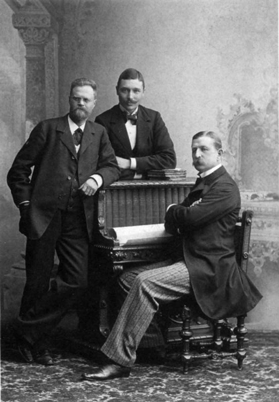 Trojica polárnych prieskumníkov pred prvou plavbou na Svalbardy v roku 1896. Zľava do prava: Nils Gustaf Ekholm, Nils Strindberg, Salomon August Andrée