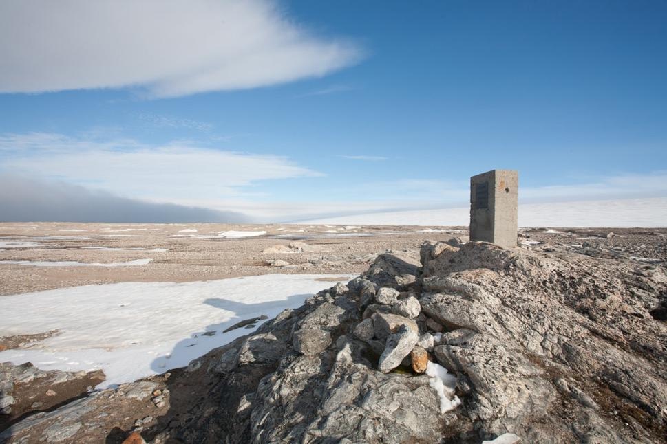 Pamätník účastníkom Andréeho expedície na ostrove Kvitøya/White Island