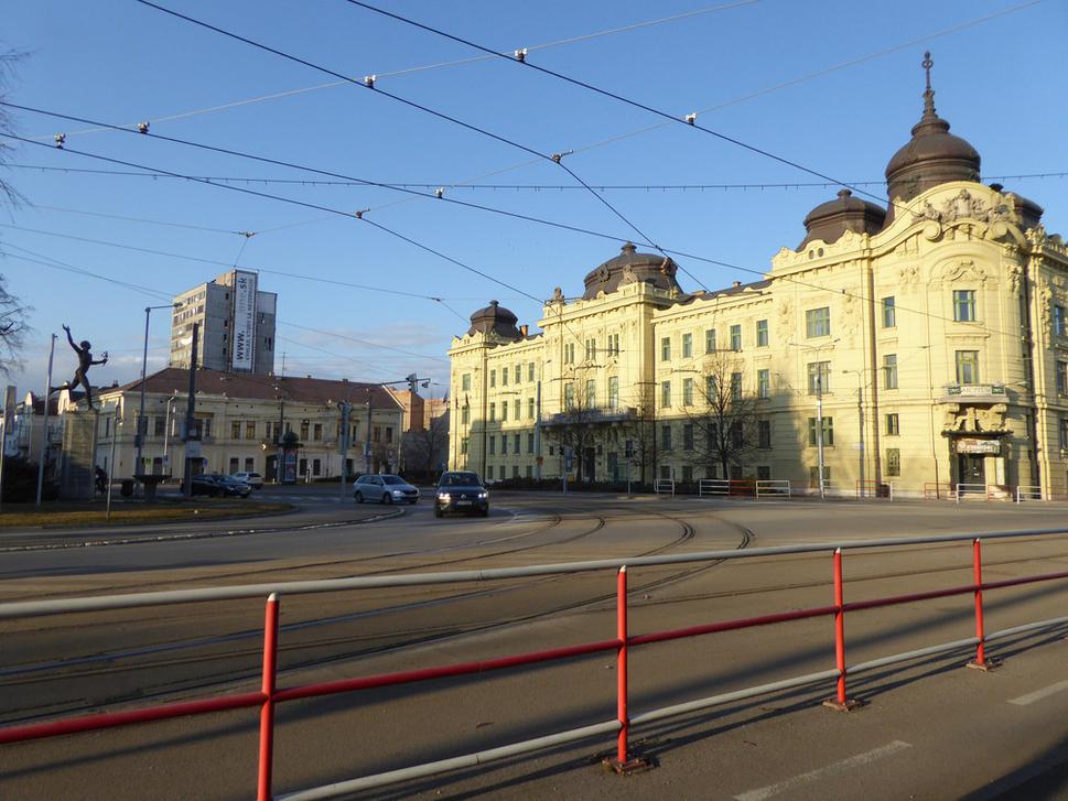 1.Zničenú polorozpadnutú budovu(na snímke vľavo), nájdete iba 50 metrov od budovy Košického Samosprávneho kraja (na snímke vpravo), na Námestí Maratóna Mieru, pri soche