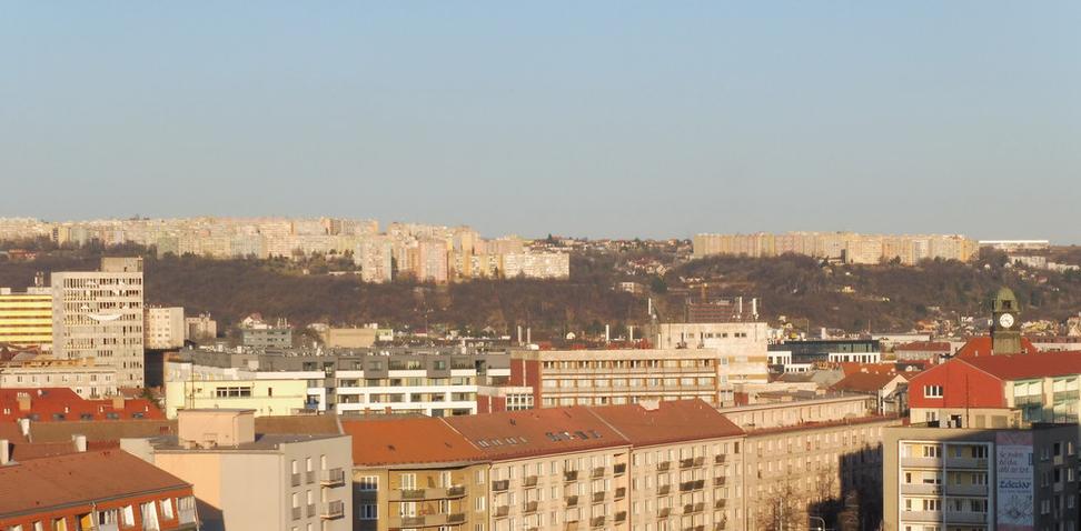 2.Schátraná budova (na snímke vľavo), je vzdialená ba 200 metrov od Radnice Starého Mesta (na snímke vpravo)