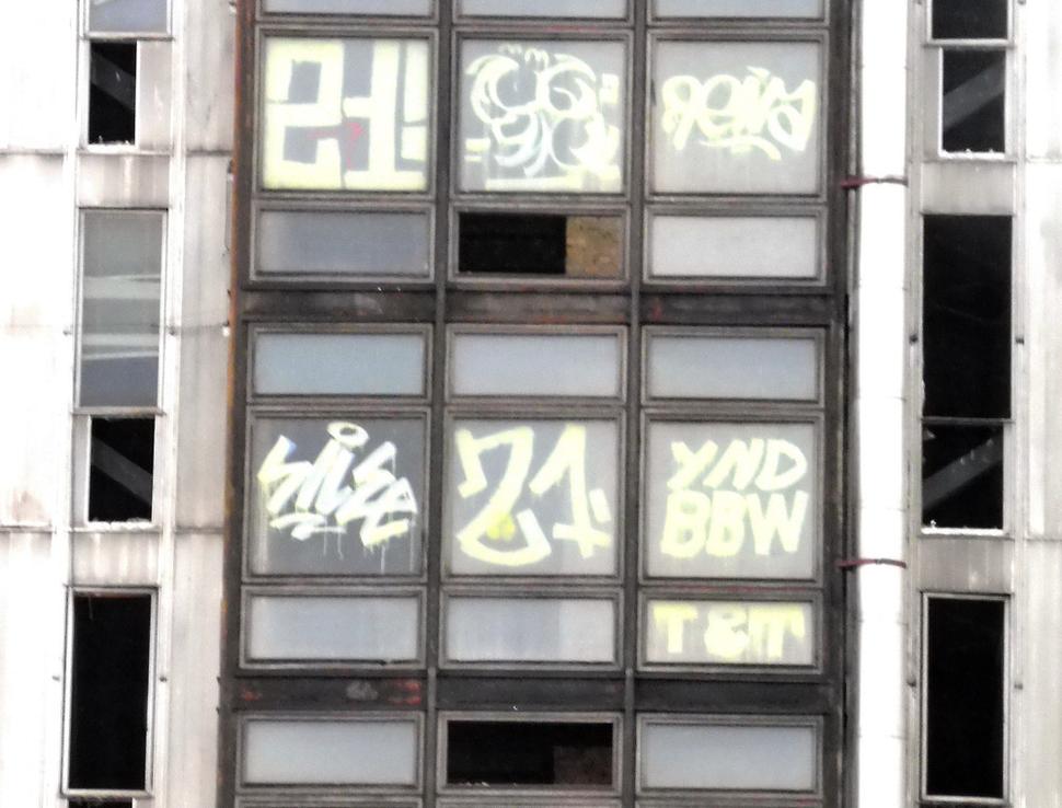 18.Tvorcovia grafiti využili veľké sklenené plochy pre svoju tvorbu