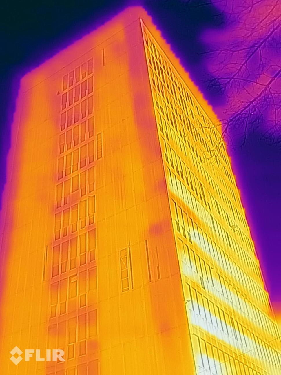T1-Pohľad termokamerou na zničený Daňový Úrad