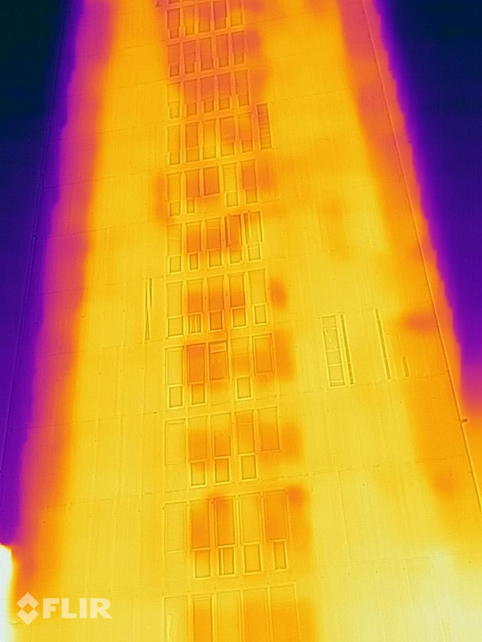 T3-Pohľad termokamerou na zničený Daňový Úrad
