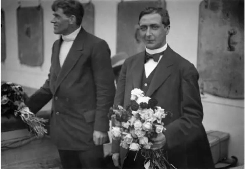 Ejnar Mikkelsen vľavo a Iver Iversen boli po príchode do Kodane v roku 1912 privítaní ako hrdinovia.