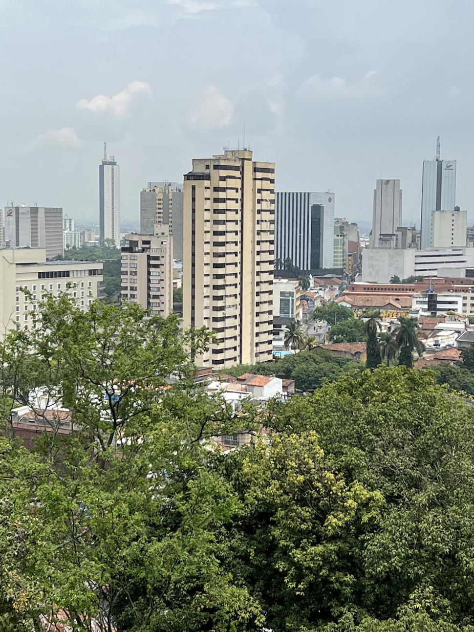 Architektúra mesta Cali nás ale veľmi nenadchla. Mesto nám pripadalo chaoticky budované, žiadna výrazne pekná stavba.