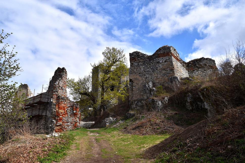 vstupná brána, bastion a bašta