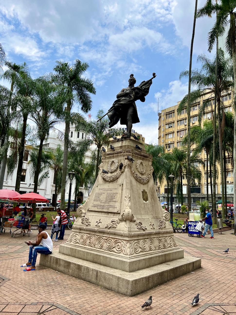 Uprostred námestia je monument venovaný Joaquinovi de Cayezadovi.