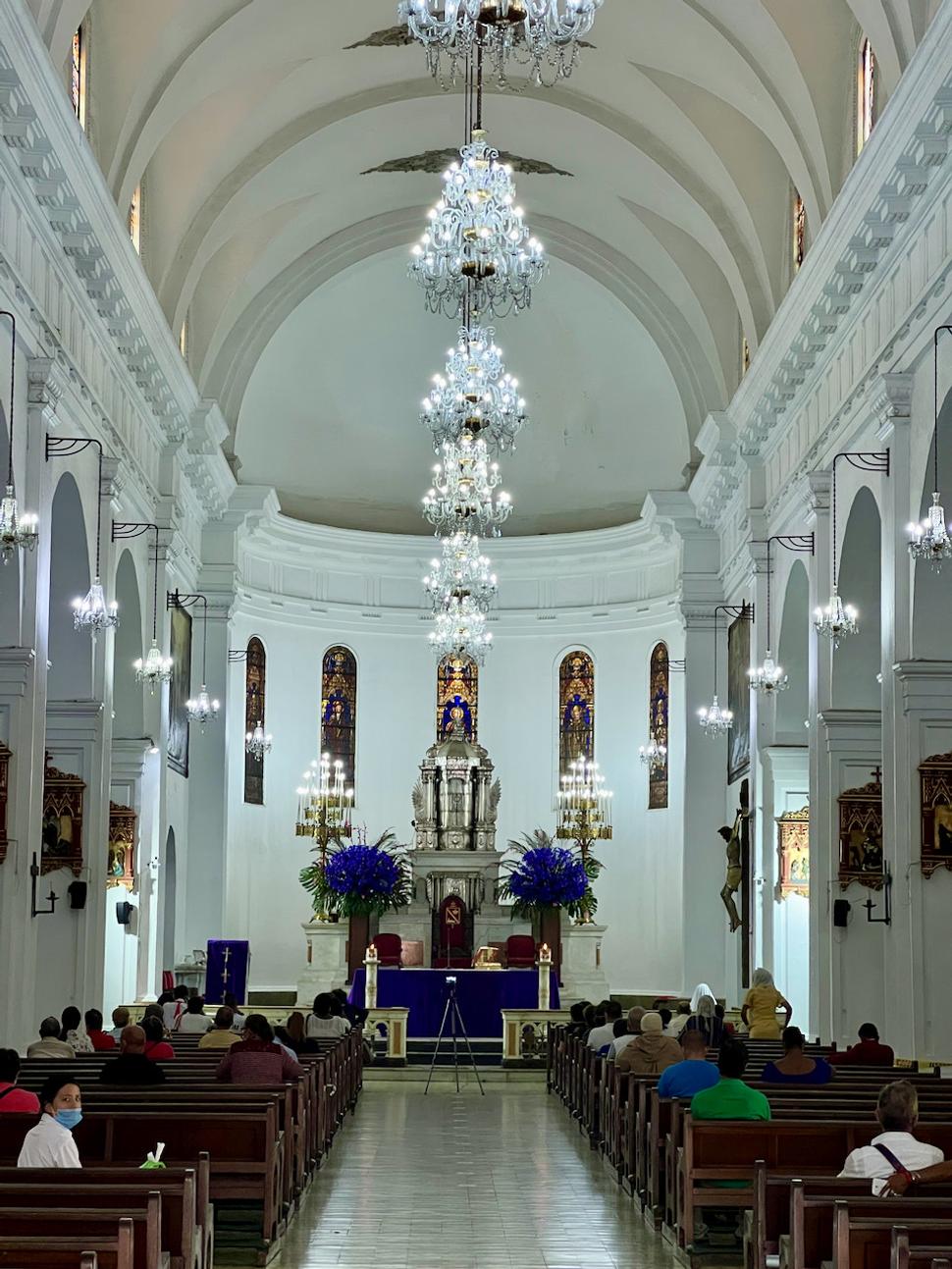 Vo vnútri Catedral de San Pedro.