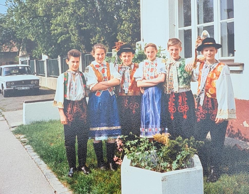 Veľká noc pred cirkevnou základnou školou v roku 1995.