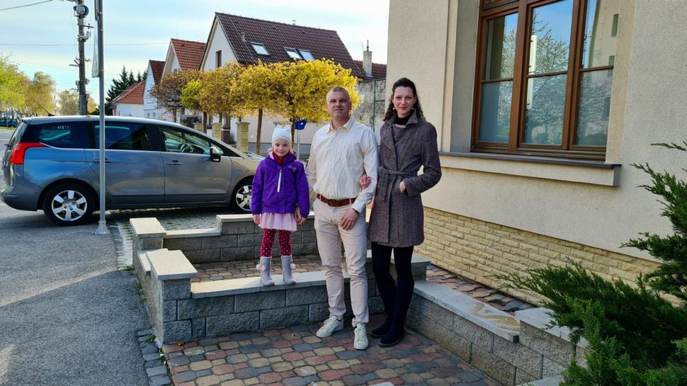 A pred cirkevnou školu teraz, ja s manželkou Simonou za slobodna Hlavatou a našou dcérou Sofinkou.