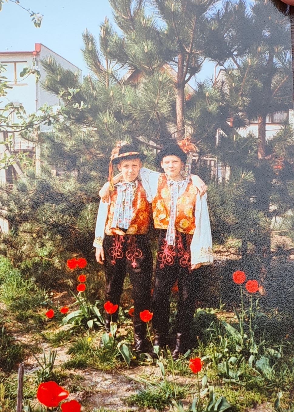 Ja a Viktor Fekete, s ktorým som vyrastal. Záber vznikol na Veľkú noc v roku 1995 na ich dvore na Pračanskej ulici 34.
