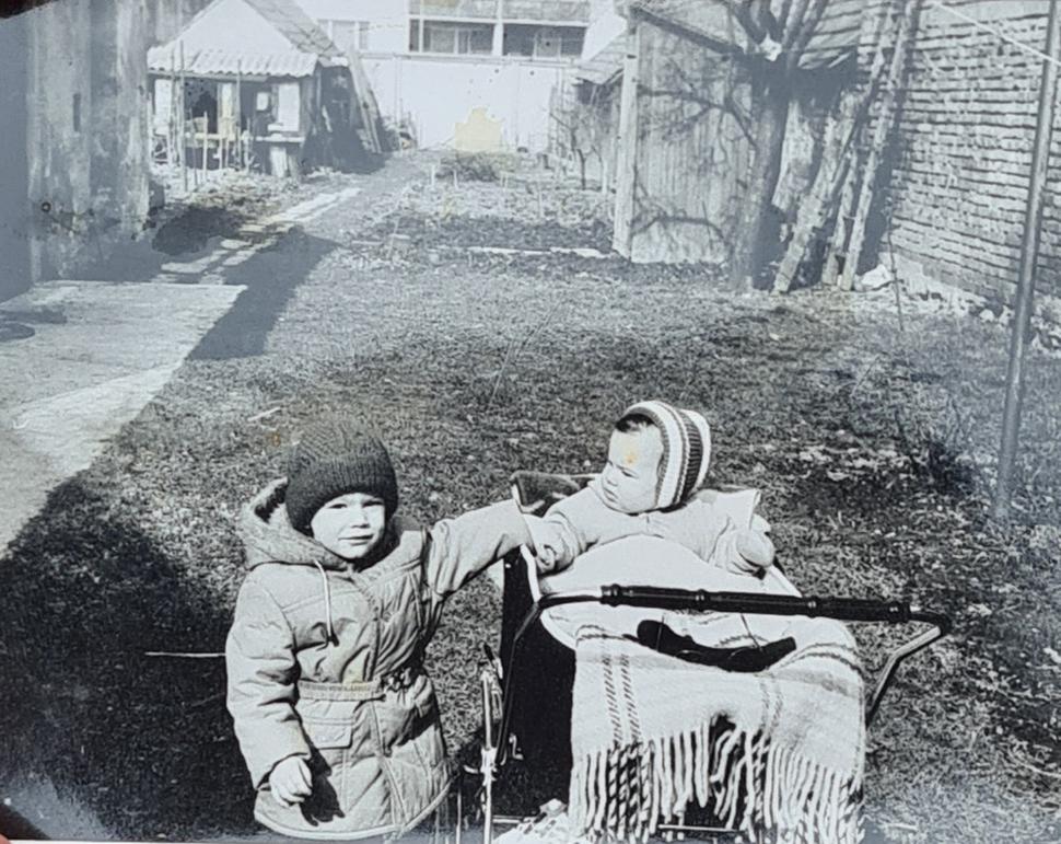 Opäť ja a moja sesternica Barborka Krištofičová v roku 1984.