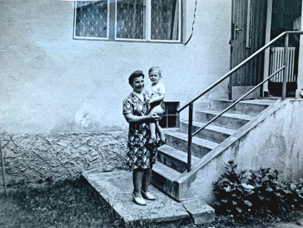 Naša suseda zo spoločného dvora Agneša Belajnová za slobodna Kysucká a ja v roku 1987.